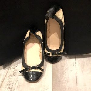 Black/tan flats